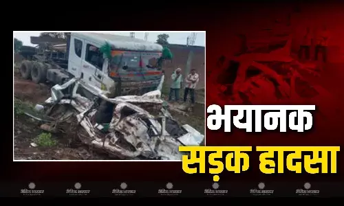 झाबुआ में भीषण सड़क हादसा, शादी से लौट रही कार पर पलटा सीमेंट से भरा ट्रक, 9 की मौत
