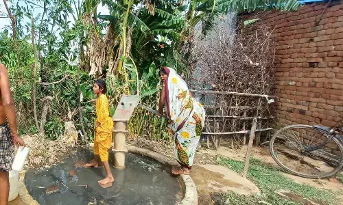 जल संकट से परेशान ग्रामीण, आठ दिन से बंद पानी की सप्लाई, हैण्डपम्पों से पानी ढोने को मजबूर लोग