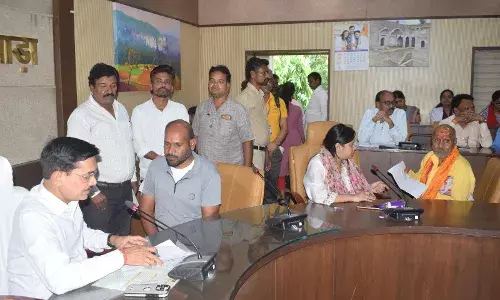45 किसानोंं से 53 लाख रुपए के खरीदे आलू अब व्यापारी दे रहा है जान से मारने की धमकी