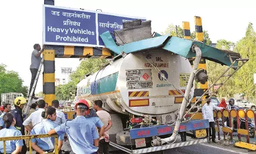 23 हजार लीटर पेट्रोल से भरा टैंकर हाइट बेरियर से टकराया, पास ही घनी आबादी