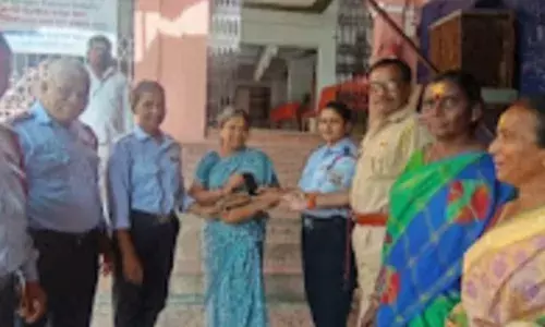परली वैद्यनाथ मंदिर में महंगा मोबाइल फोन और 50 हजार रुपए की नकदी से भरा  बैग श्रद्धालु को लौटाया