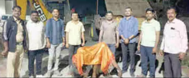 नदी तट से अवैध खनन करने वालों के खिलाफ एलसीबी दस्ते ने की कार्रवाई नदी तट से अवैध खनन करने वालों के खिलाफ एलसीबी दस्ते ने की कार्रवाई