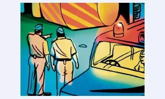 हाईवे पर बका अड़ाकर कार सवार दम्पति से चार लाख के जेवरात लूटे हाईवे पर बका अड़ाकर कार सवार दम्पति से चार लाख के जेवरात लूटे
