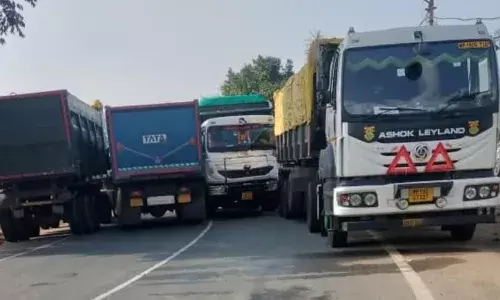 बस से रगड़ खाते निकला हाइवा, युवती का हाथ कटा
