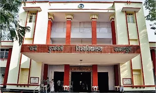 महिला अधिकारी प्रताड़ना के मामले में जांच करने रादुविवि पहुंची एसआईटी