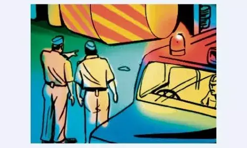 हाईवे पर बका अड़ाकर कार सवार दम्पति से चार लाख के जेवरात लूटे