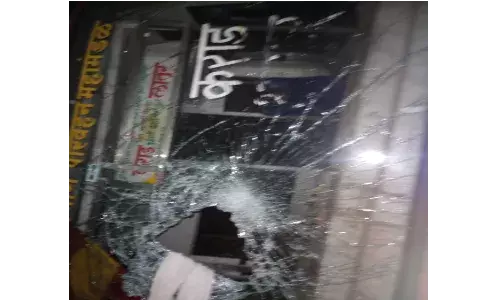 एसटी बस पलटी - हादसे में 15 यात्री हुए घायल, खराब सड़क की वजह से घटी घटना