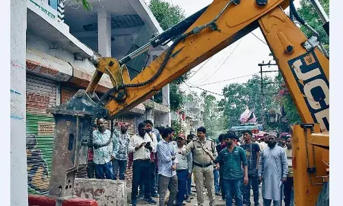 टूटने लगे पक्के निर्माण, आसान हुई सड़क चौड़ीकरण की राह