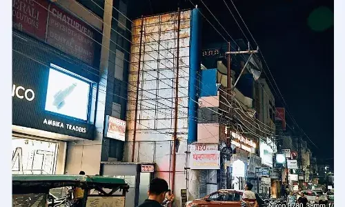 दूसरे की दीवार पर जबरन लगाया अवैध होर्डिंग आपत्ति की तो फ्लेक्स हटाया, स्ट्रक्चर छोड़ दिया
