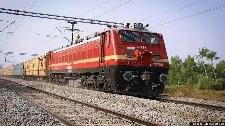 ट्रेन में चोर से बैग बचाने में यात्री गिरा, हाथ कटने से हालत बनी चिंताजनक