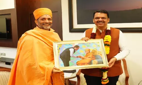 स्वामीनारायण मंदिर के स्वामी तीर्थस्वरूप महाराज ने मुख्यमंत्री फडणवीस से की भेंट