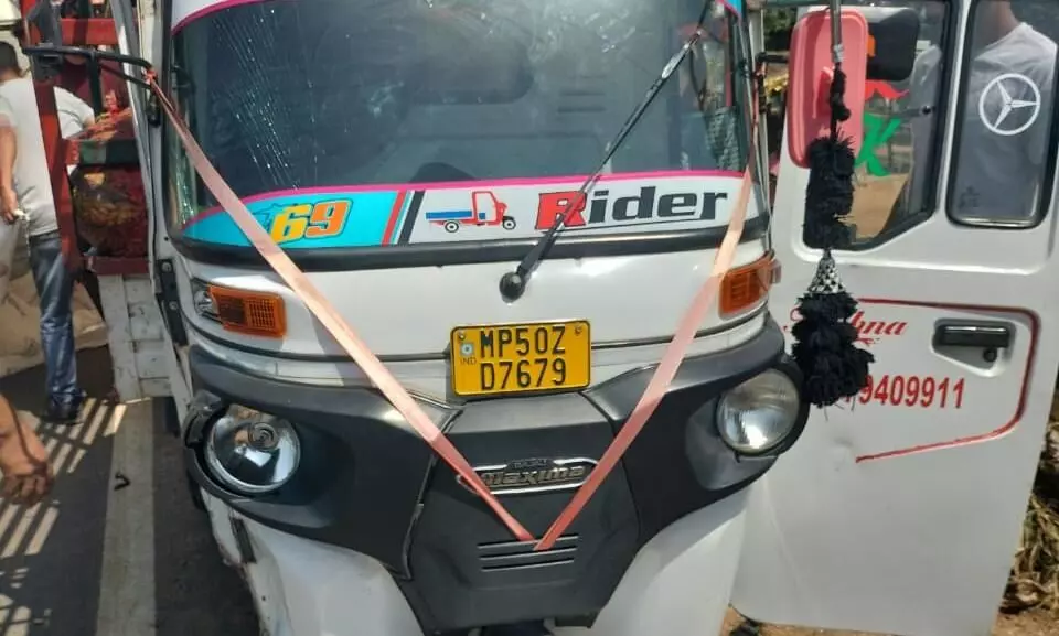 मालवाहक ऑटो और स्कूटी टकराए, तीन की मौत मालवाहक ऑटो और स्कूटी टकराए, तीन की मौत