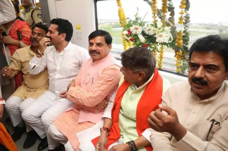 इंदौर की रफ्तार, अब मेट्रो के साथ - मुख्यमंत्री डॉ. यादव इंदौर की रफ्तार, अब मेट्रो के साथ - मुख्यमंत्री डॉ. यादव