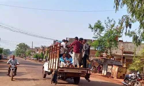 हादसे को आमंत्रण देते ओव्हरलोड वाहन, प्रशासन बेखबर