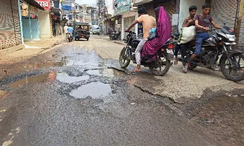 शहर के प्रमुख बाजार क्षेत्र में एक साल से नहीं भरे स्टेशन रोड के गड्ढे