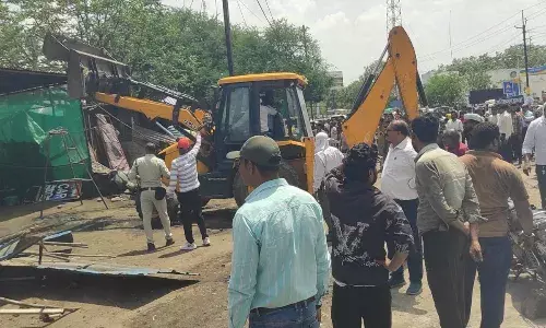 कार्रवाई का दूसरा दिन, पहले कराई मुनादी, फिर तोड़ा अवैध कब्जा, सामान भी जब्त