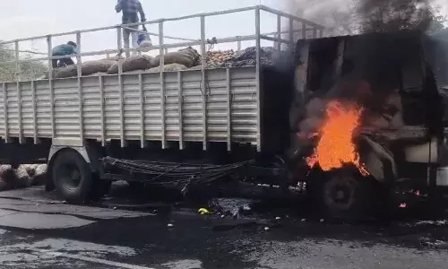 बरौंधा थाना अंतर्गत कठवरिया घाटी में आलू से लोड ट्रक में भडक़ी आग, कंडक्टर झुलसा