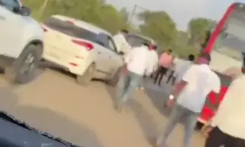 पुलिस थाने में शिकायत से गुस्साए लोगों ने किया जानलेवा हमला , 2 लोग घायल