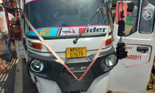मालवाहक ऑटो और स्कूटी टकराए, तीन की मौत