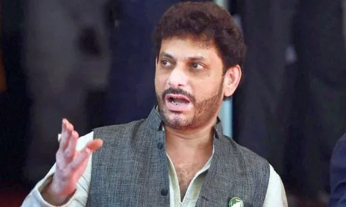 बकरीद पर कुर्बानी को लेकर AIMIM नेता वारिस पठान का बयान, कहा- संविधान देता है त्योहार मनाने का अधिकार