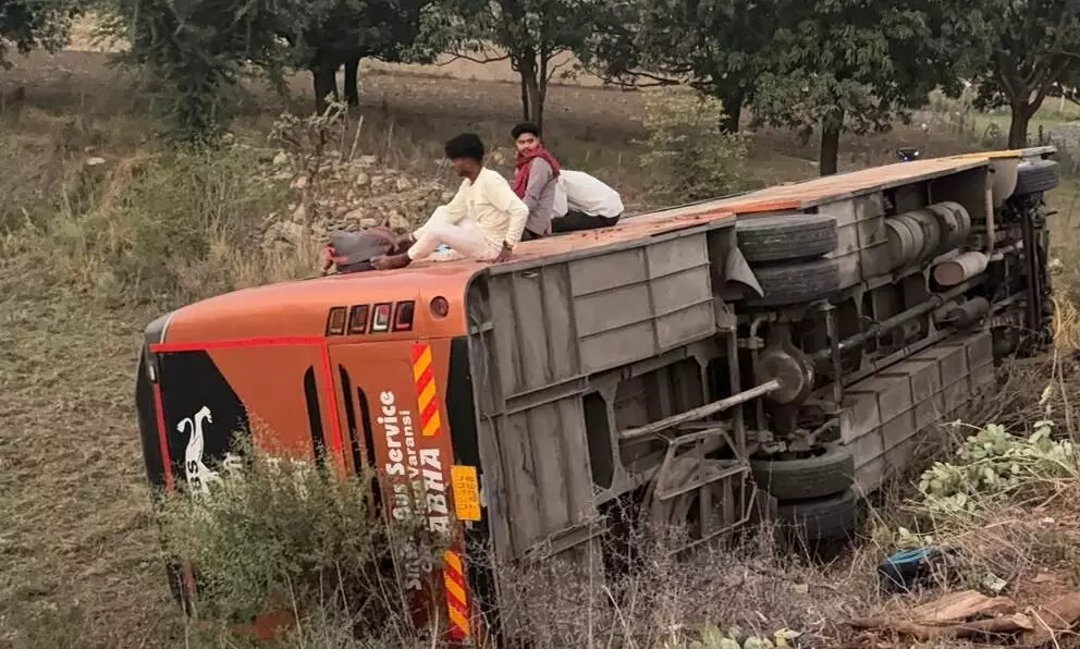यूपी से 50 यात्रियों को लेकर महाराष्ट्र जा रही बस हाइवे पर पलटी, 10 घायल यूपी से 50 यात्रियों को लेकर महाराष्ट्र जा रही बस हाइवे पर पलटी, 10 घायल
