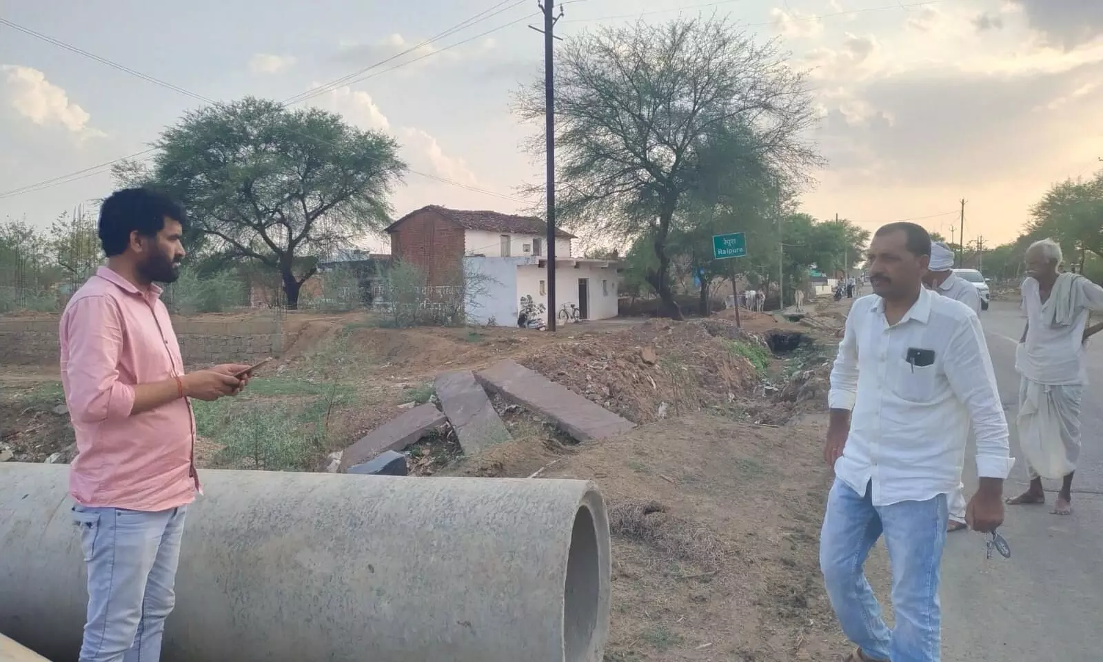 जलभराव की समस्या से निपटने बंद नलों का निरीक्षण करने पहुंचा तहसीलदार द्वारा गठित दल जलभराव की समस्या से निपटने बंद नलों का निरीक्षण करने पहुंचा तहसीलदार द्वारा गठित दल