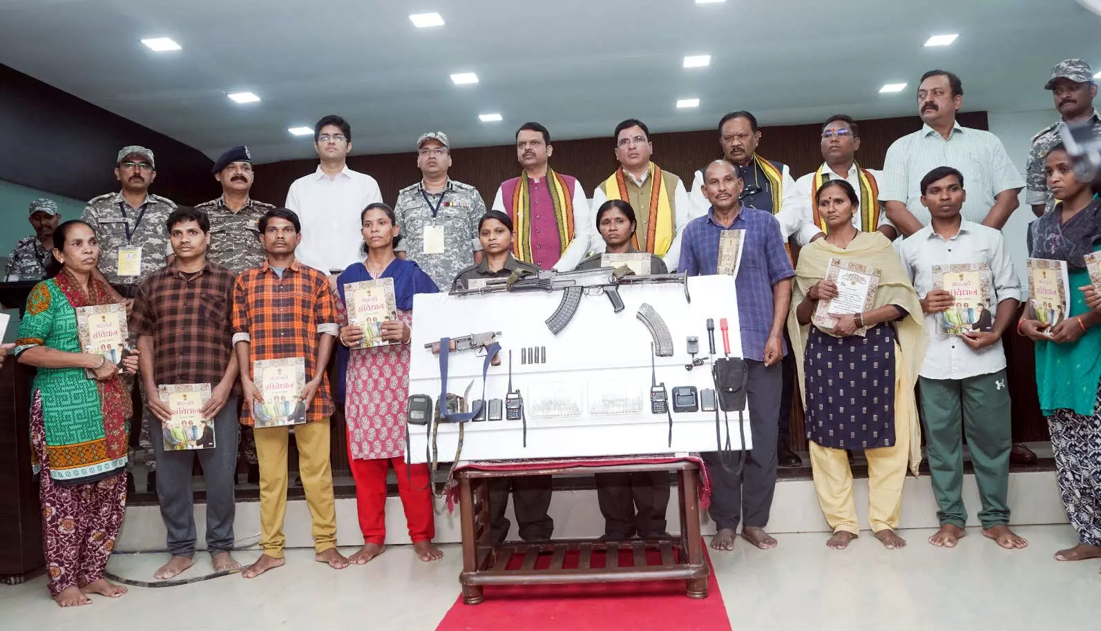 2 दशक से गड़चिरोली पुलिस नक्सलियों की कमर तोड़ रही, अब दिखने लगा : सीएम 2 दशक से गड़चिरोली पुलिस नक्सलियों की कमर तोड़ रही, अब दिखने लगा : सीएम