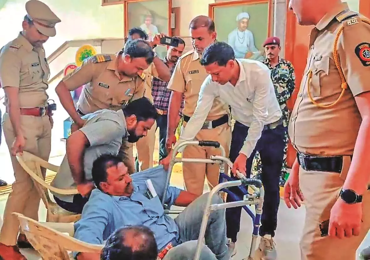 मनपा में हंगामा, दिव्यांगों ने तोड़फोड़ कर आयुक्त कक्ष के सामने की नारेबाजी मनपा में हंगामा, दिव्यांगों ने तोड़फोड़ कर आयुक्त कक्ष के सामने की नारेबाजी