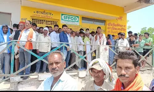 खाद की समस्या से जूझ रहे किसानों ने जताया आक्रोश, किसान बोले ब्लैक में बिक रही है खाद