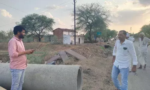 जलभराव की समस्या से निपटने बंद नलों का निरीक्षण करने पहुंचा तहसीलदार द्वारा गठित दल