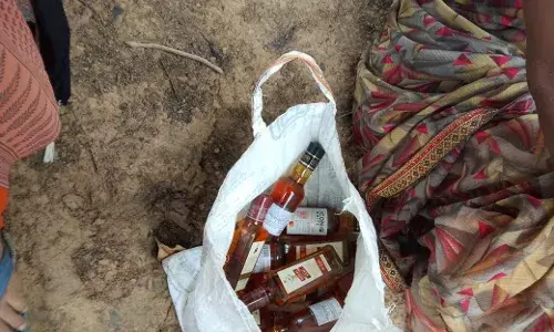 पुलिस नहीं पकड़ रही थी अवैध शराब विक्रेता को , महिलाओं ने पकड़ा
