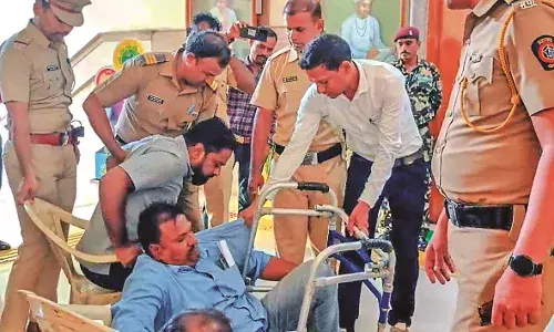 मनपा में हंगामा, दिव्यांगों ने तोड़फोड़ कर आयुक्त कक्ष के सामने की नारेबाजी