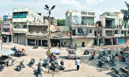 गढ़ा रोड चौड़ीकरण- आसान हो डगर इसके लिए खुद आगे आ रहे लोग, स्वेच्छा से हटा रहे अपने निर्माण
