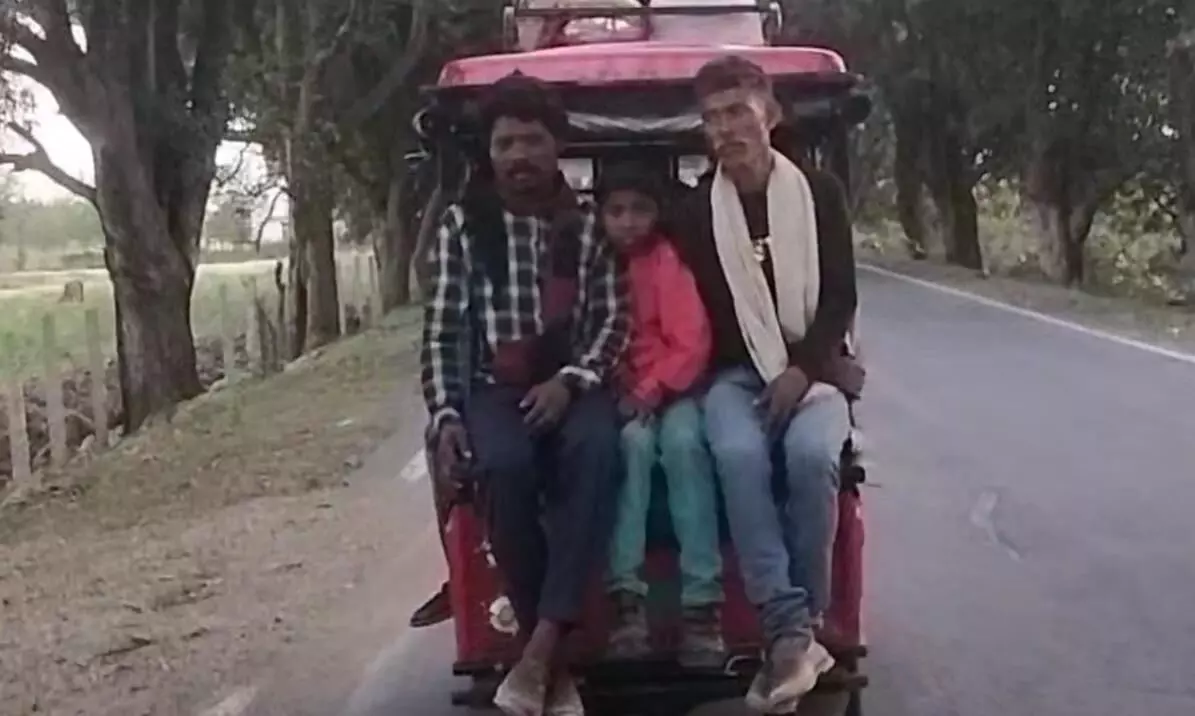 सुरक्षा को ताक में रखकर चल रहे हैं ई-रिक्शा सुरक्षा को ताक में रखकर चल रहे हैं ई-रिक्शा