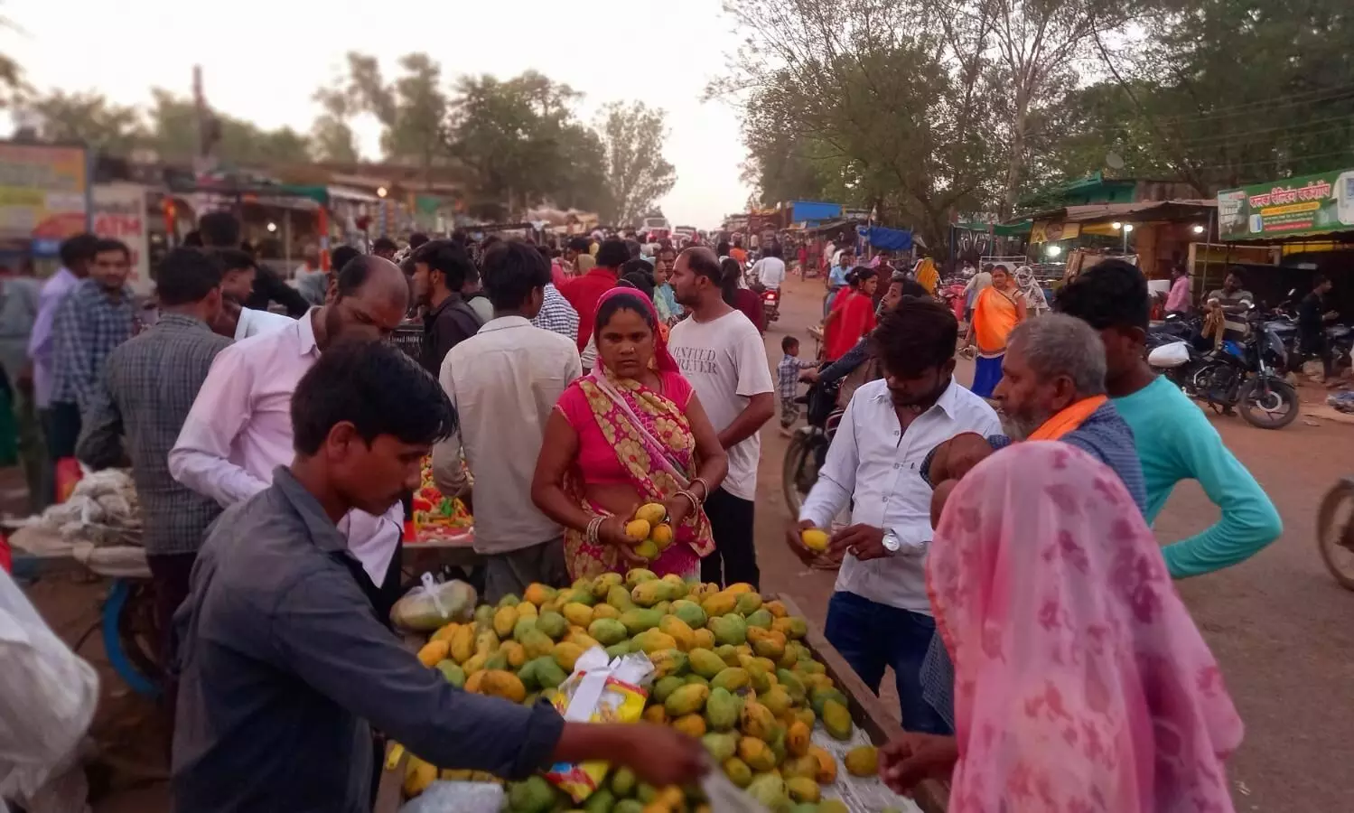 सड़क पर लगता है हाट बाजार, हादसे का अंदेशा सड़क पर लगता है हाट बाजार, हादसे का अंदेशा