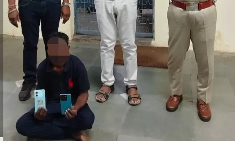 मोबाइल चोरी कर घूम रहा था स्टेशन पर,जीआरपी ने पकड़ा हिस्ट्री शीटर मोबाइल चोरी कर घूम रहा था स्टेशन पर,जीआरपी ने पकड़ा हिस्ट्री शीटर