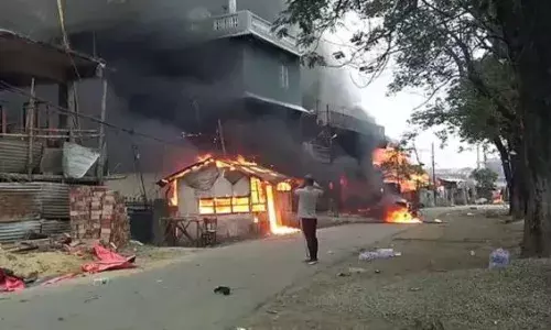 इंफाल में बढ़ा तनाव, अपनी मांगों को लेकर सड़कों पर उतरे लोग, इंटरने सेवाएं बंद, फिर क्यों सुलगा मणिपुर? जानें