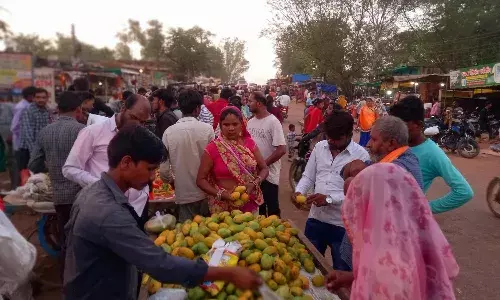 सड़क पर लगता है हाट बाजार, हादसे का अंदेशा