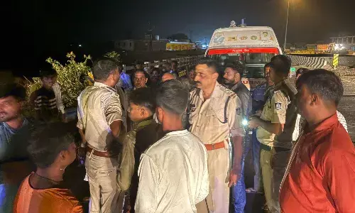 यूपी से 50 यात्रियों को लेकर महाराष्ट्र जा रही बस पलटी, 10 घायल