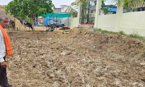 जेसीबी से पगडंडी तोड़ी, खेतों तक पहुंचना मुश्किल, किसान हो रहे परेशान