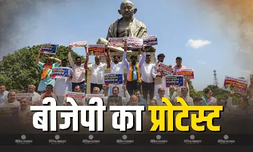 कर्नाटक बीजेपी नेताओं का सिद्धारमैया सरकार के खिलाफ विरोध प्रदर्शन, महात्मा गांधी की प्रतिमा के पास लगाए जोरदार नारे