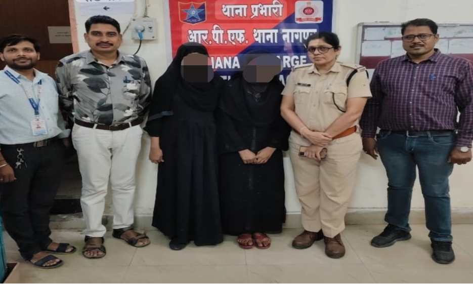 कोलकाता से भाग निकली नाबालिगों को नागपुर स्टेशन पर उतरवाया, अब घर पहुंचाने की तैयारी कोलकाता से भाग निकली नाबालिगों को नागपुर स्टेशन पर उतरवाया, अब घर पहुंचाने की तैयारी