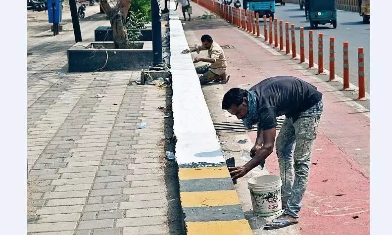 हद है..एक तरफ के टूटे पड़े और दूसरी ओर के डिवाइडरों पर करवा रहे रंग-रोगन हद है..एक तरफ के टूटे पड़े और दूसरी ओर के डिवाइडरों पर करवा रहे रंग-रोगन