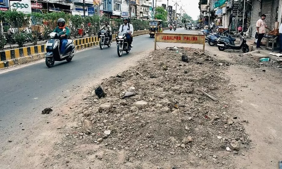 पाइप लाइन सुधारने सड़क पर खोदा भारी भरकम गड्ढा और मिट्टी डालकर गायब हो गए पाइप लाइन सुधारने सड़क पर खोदा भारी भरकम गड्ढा और मिट्टी डालकर गायब हो गए
