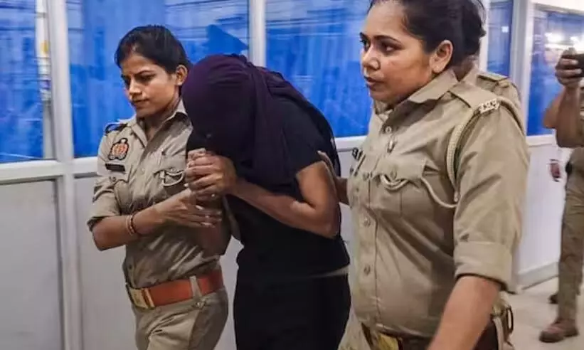 जब प्यार किसी और से तो क्यों की राजा से शादी...किलर कैसे दी मर्डर की सुपारी? सोनम से ये 5 सवाल पूछ सकती है पुलिस जब प्यार किसी और से तो क्यों की राजा से शादी...किलर कैसे दी मर्डर की सुपारी? सोनम से ये 5 सवाल पूछ सकती है पुलिस