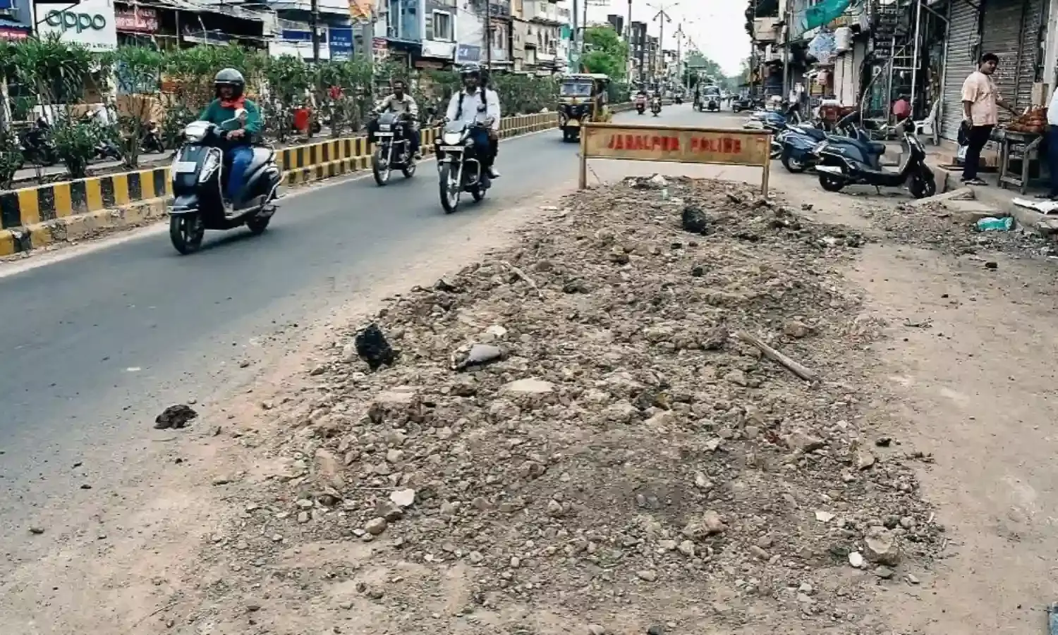 पाइप लाइन सुधारने सड़क पर खोदा भारी भरकम गड्ढा और मिट्टी डालकर गायब हो गए