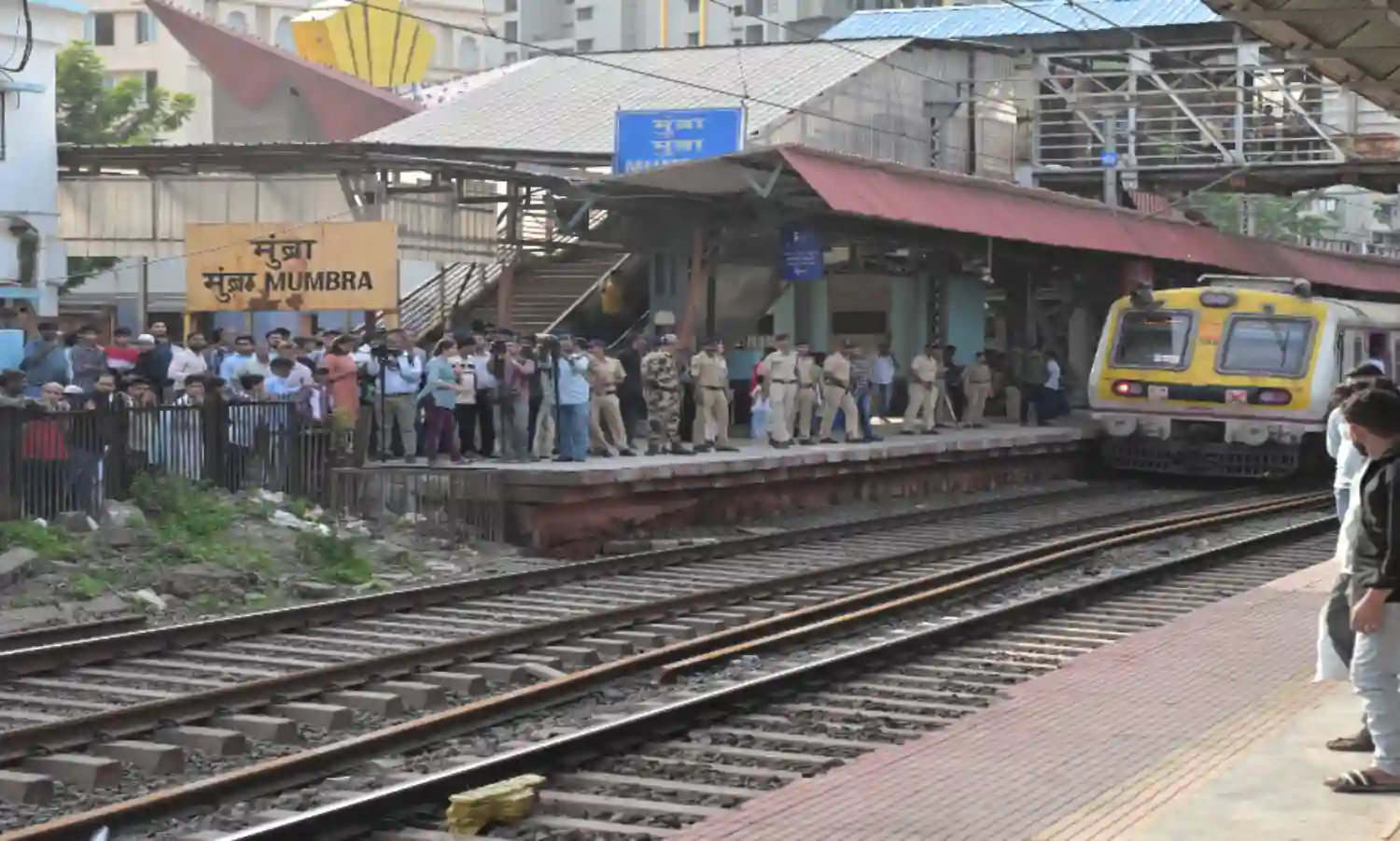मुंब्रा में विपरीत दिशा से आ रही दो लोकल ट्रेनों के यात्री टकराए, 4 की मौत