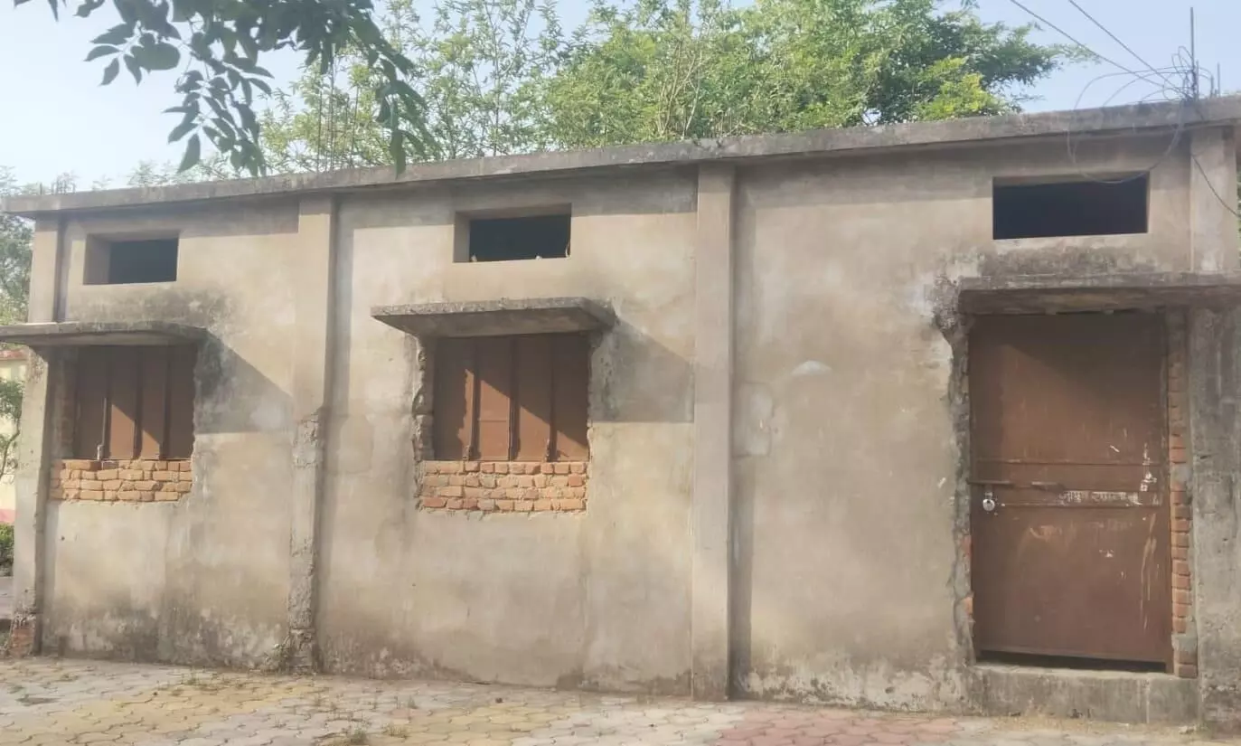कैसे हो पढ़ाई, 14 साल से बन रहा कमरा, बच्चों के शिक्षा ग्रहण करने में बाधक कैसे हो पढ़ाई, 14 साल से बन रहा कमरा, बच्चों के शिक्षा ग्रहण करने में बाधक