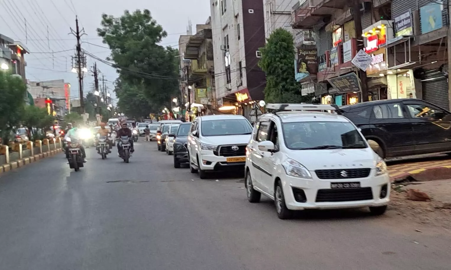 नगर पालिका की अनदेखी, शहर की सडक़ें बनी पार्किंग स्थल नगर पालिका की अनदेखी, शहर की सडक़ें बनी पार्किंग स्थल