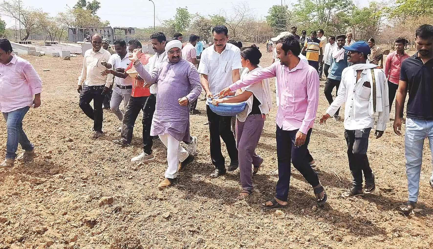 गुस्साए किसानों ने भेल की जमीन पर ट्रैक्टर से कर दी धान की बुआई गुस्साए किसानों ने भेल की जमीन पर ट्रैक्टर से कर दी धान की बुआई